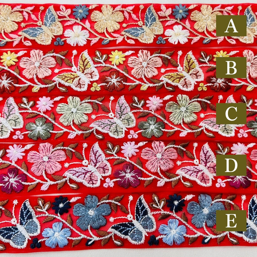 【50cm単位】 刺繍リボン 細幅 赤い刺繍リボンと蝶々 ノンスパンコール チュール 幅約4.3cm 250623004
