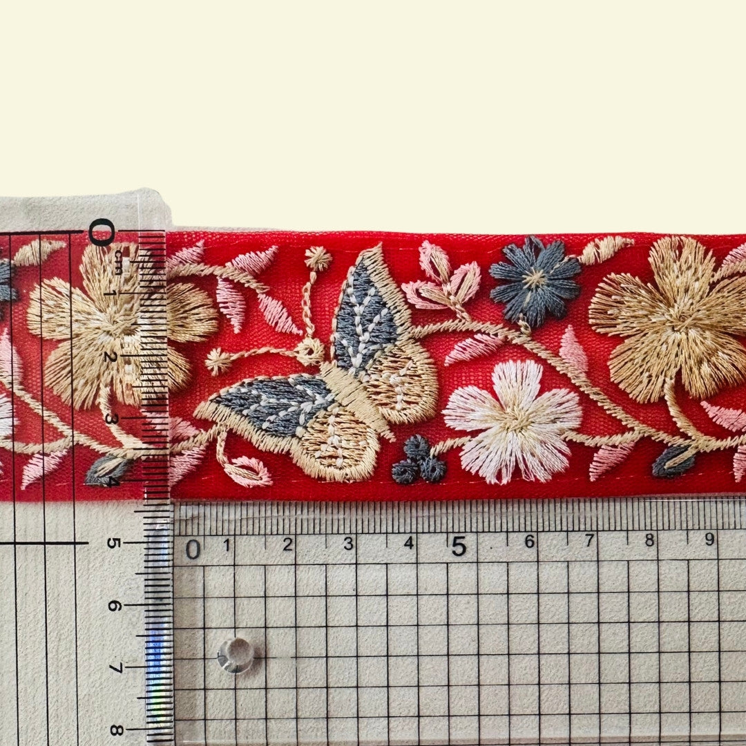 【50cm単位】 刺繍リボン 細幅 赤い刺繍リボンと蝶々 ノンスパンコール チュール 幅約4.3cm 250623004