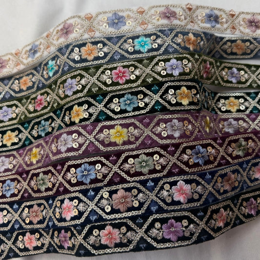 【50cm単位】刺繍リボン 細幅 インド刺繍リボン スパンコール 布地 ポーチュラカ夫人のベルベット 幅約2.7cm 251208001
