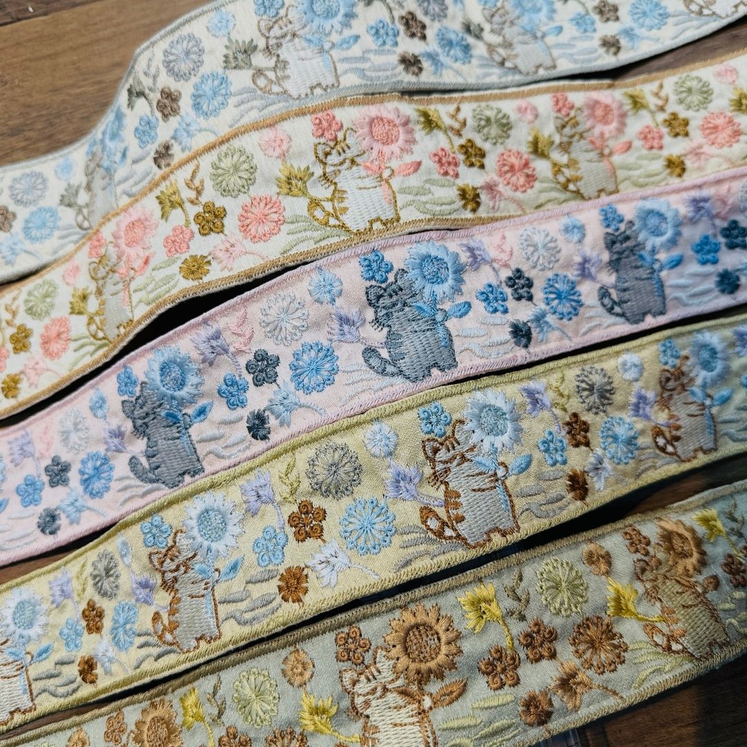 【50cm単位】 刺繍リボン インド刺繍リボン 布地 ノンスパンコール 動物柄 猫柄 マーガレットを贈る猫 幅約4.8cm 45mm~55mm 261015003