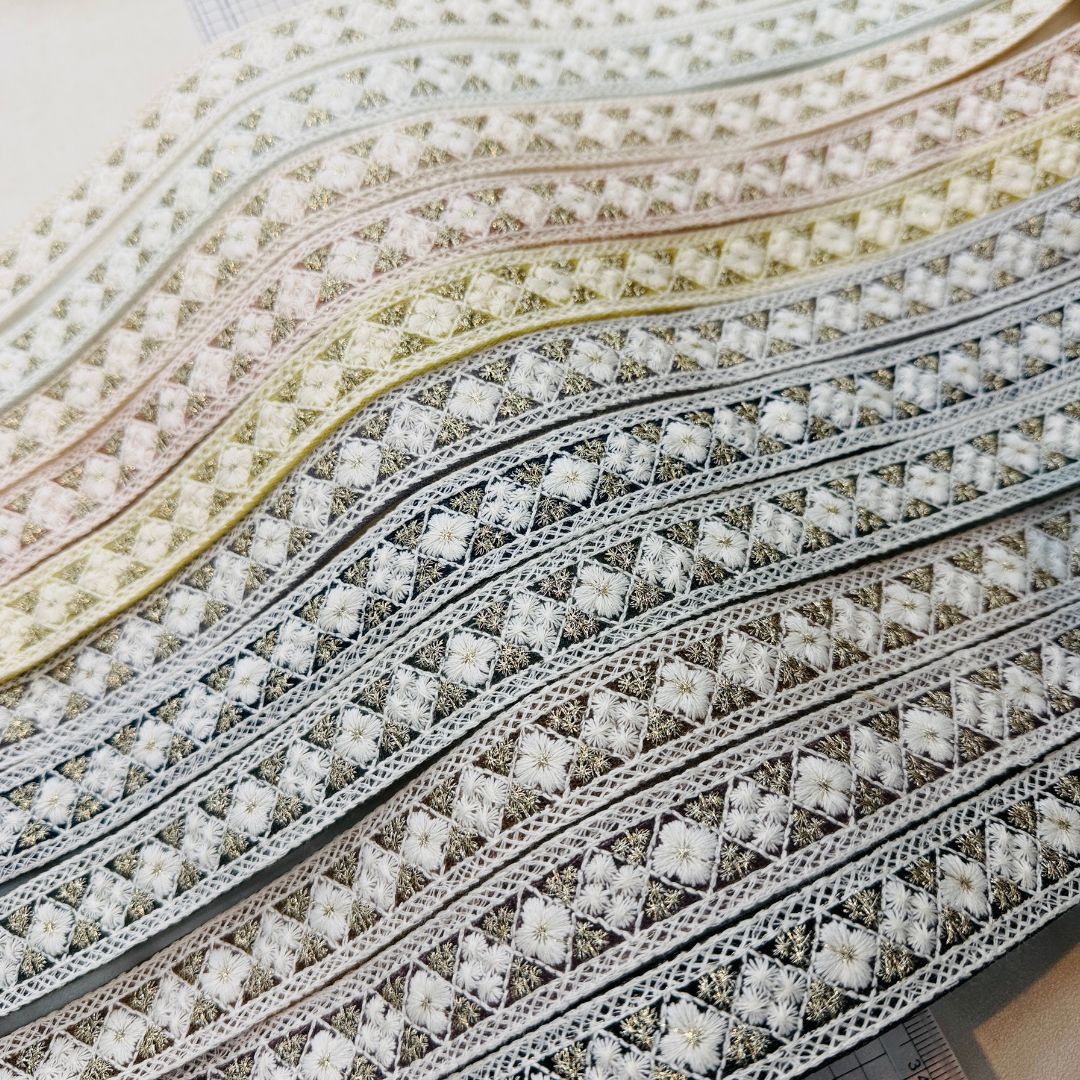 【50cm単位】 刺繍リボン インド刺繍リボン 白糸格子の小花柄 細幅 ノンスパンコール チュール 幅約2.7cm 幅20mm~30mm 261015012