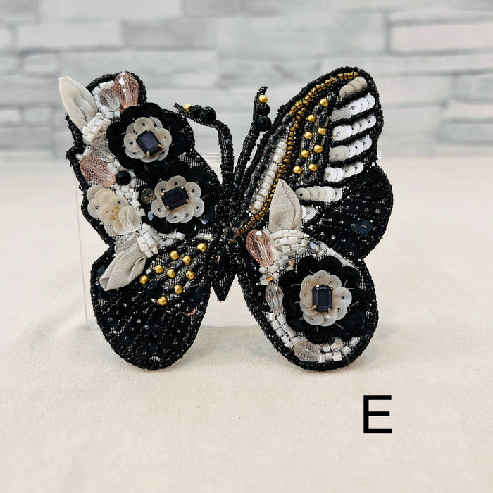 ビーズ刺繍 ワッペン カラフル 美しい 躍るように 花々へ 宝石のような 蝶 縦約9.4cm×横約10.5cm PT24062901