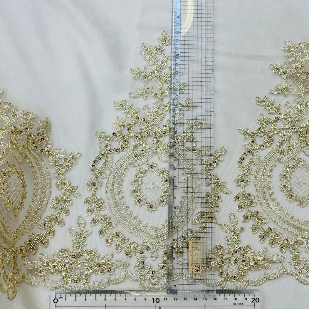 【50cm単位】 刺繍レース 白い刺繍にゴールドの縁取り 舞台に魅せられて サイズ約28.5cm SLT2508001