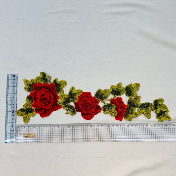 【1枚単位】 立体モチーフ ビビットカラー 流れるような 薔薇のチェーン サイズ約13.5cm×約41.5cm SMT2412001