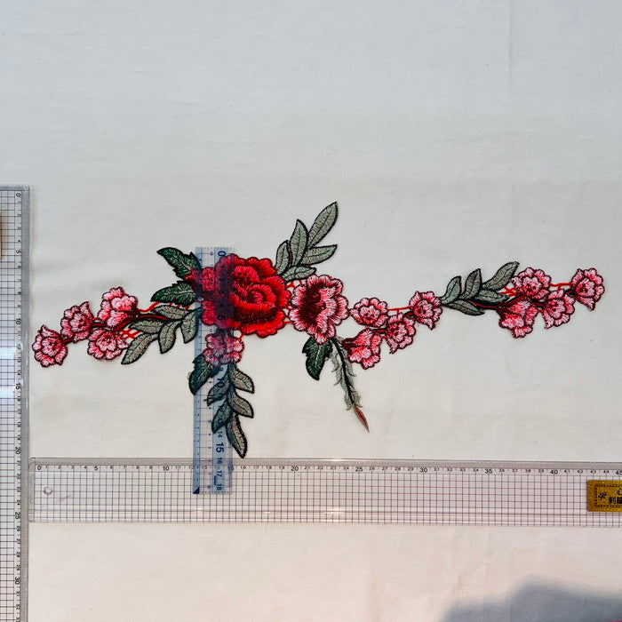 【1ペアセット単位】 刺繍モチーフ 左右対称1ペアセット 対で華やか(ロング) 満開の 薔薇の 枝葉 サイズ約15.8cm×約43.8cm SMT2412003