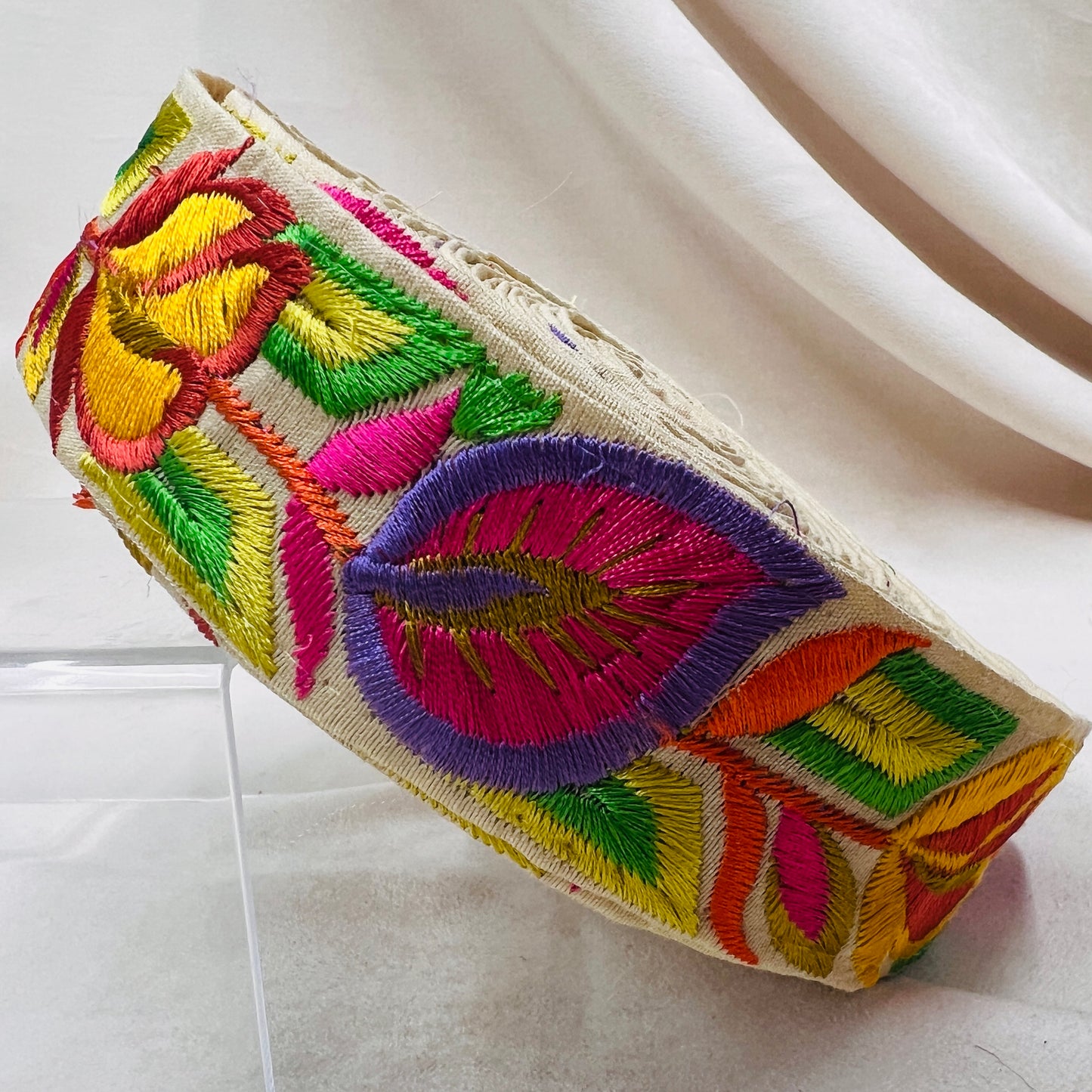 【50cm単位】 刺繍リボン 色鮮やか カラフル メルヘン花柄 インド刺繡リボン 布地 幅約3.9cm 230529001