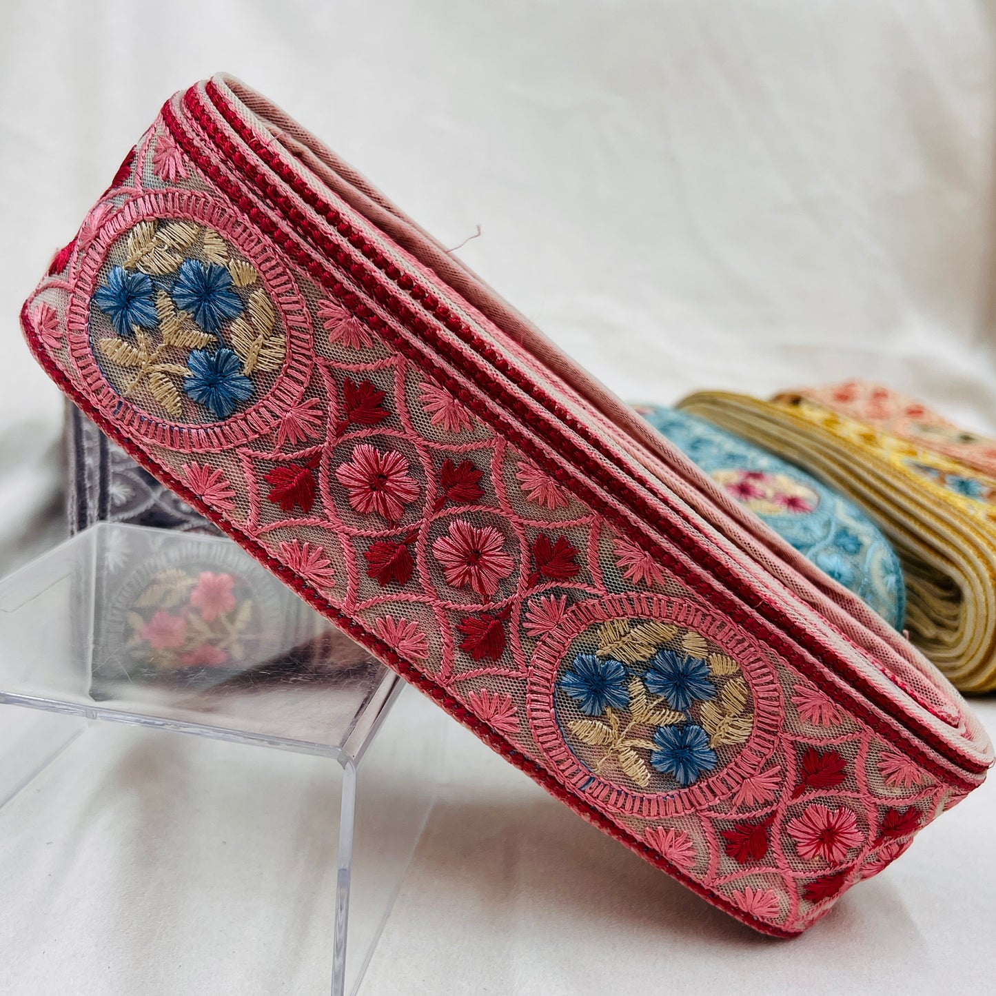 【50cm単位】 刺繍リボン ノンスパンコール エキゾチック風 花とサークル 刺繍リボン チュール他 幅約5.5cm 230815004