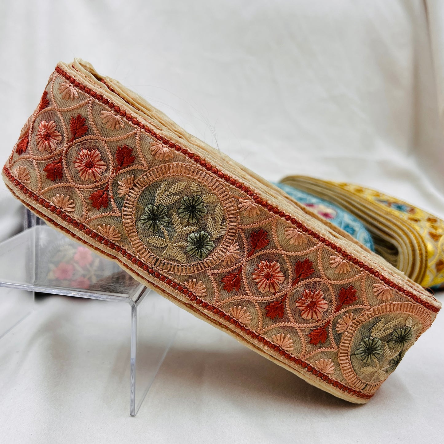 【50cm単位】 刺繍リボン ノンスパンコール エキゾチック風 花とサークル 刺繍リボン チュール他 幅約5.5cm 230815004