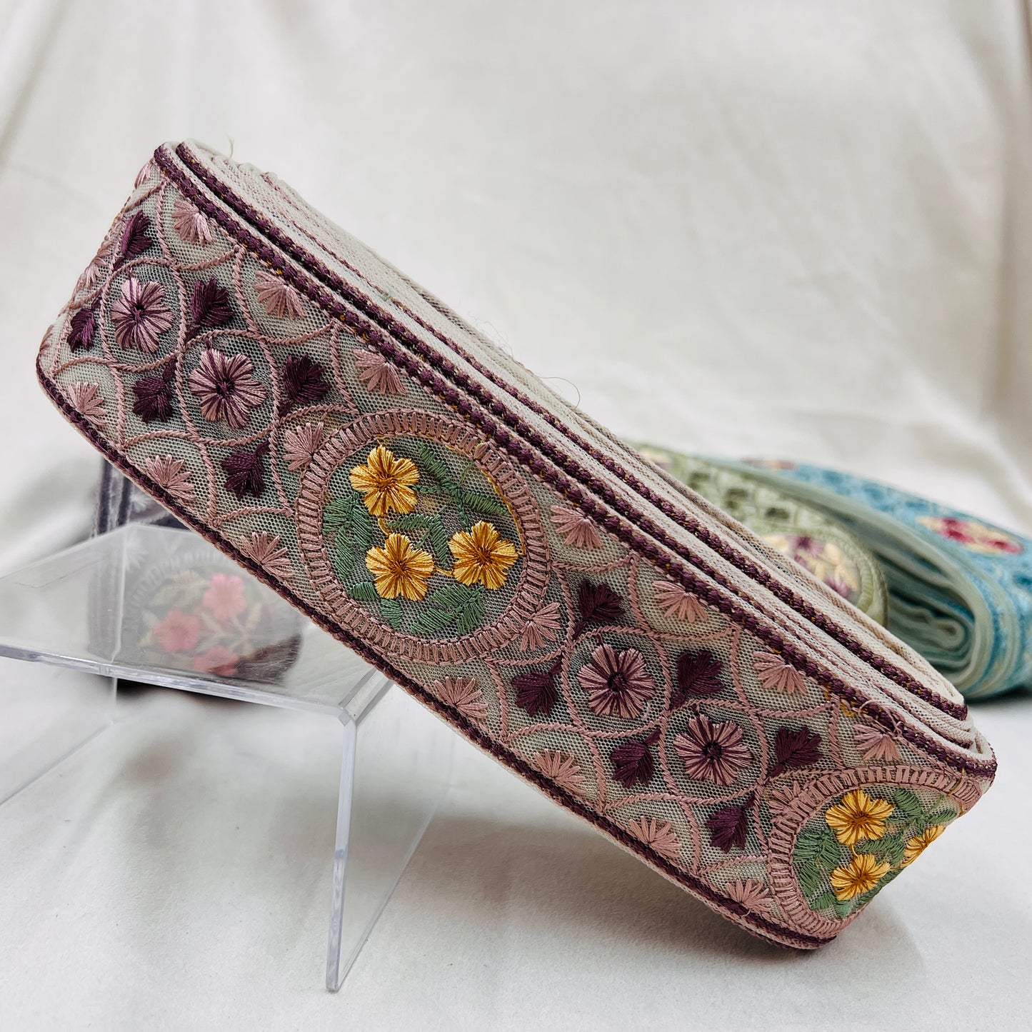 【50cm単位】 刺繍リボン ノンスパンコール エキゾチック風 花とサークル 刺繍リボン チュール他 幅約5.5cm 230815004