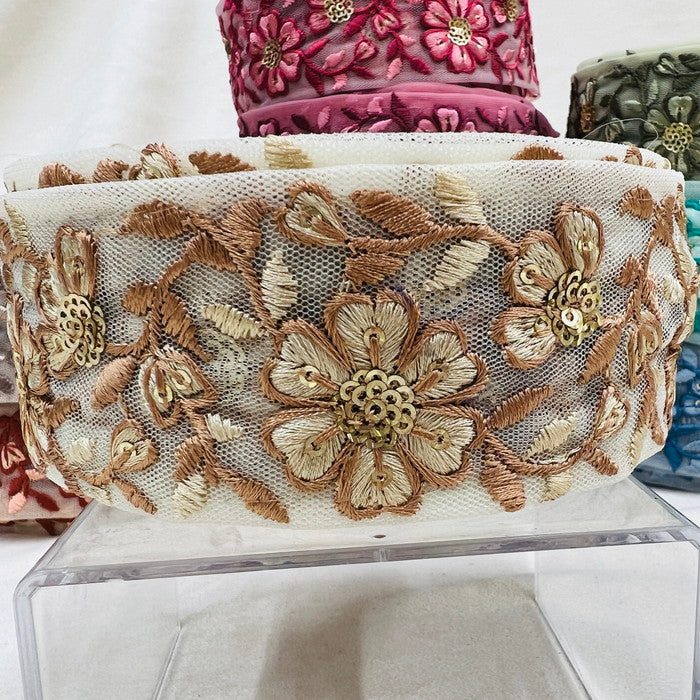 【50cm単位】 刺繍リボン シックでエレガント 同色糸で紡ぐ花柄 華やか刺繡リボン チュール 幅約5cm 230404004