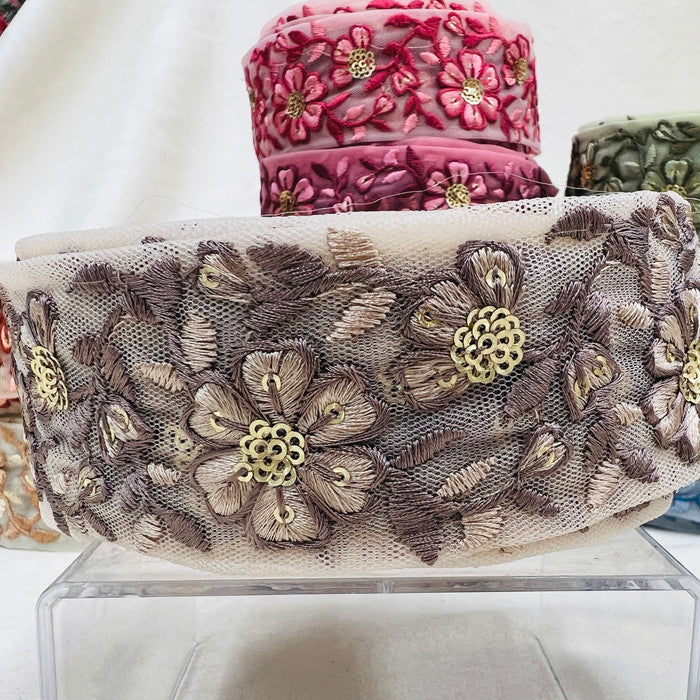【50cm単位】 刺繍リボン シックでエレガント 同色糸で紡ぐ花柄 華やか刺繡リボン チュール 幅約5cm 230404004