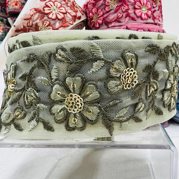 【50cm単位】 刺繍リボン シックでエレガント 同色糸で紡ぐ花柄 華やか刺繡リボン チュール 幅約5cm 230404004