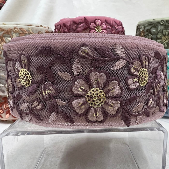 【50cm単位】 刺繍リボン シックでエレガント 同色糸で紡ぐ花柄 華やか刺繡リボン チュール 幅約5cm 230404004