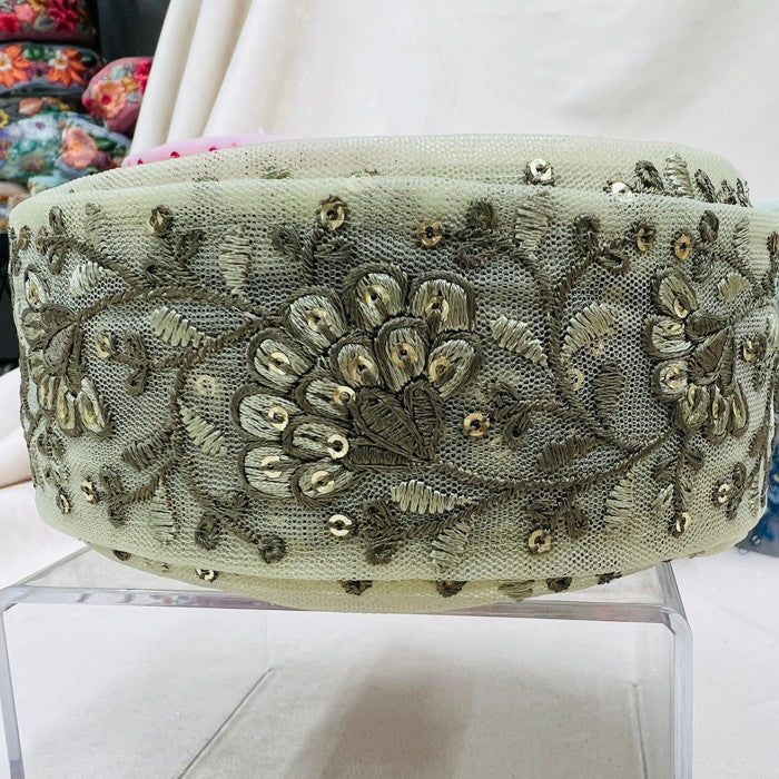 【50cm単位】 刺繍リボン シックでエレガント 同色糸で紡ぐ花柄華やか刺繡リボン2 チュール 幅約5cm 230404005