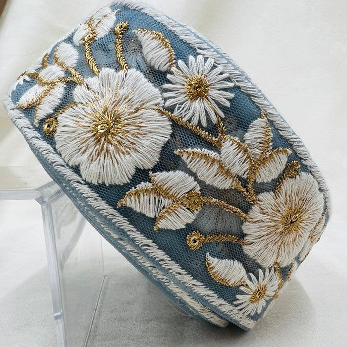 【50cm単位】 刺繍リボン ゴールドと白の共演 心をそっと包み込む 優しい 花柄刺繡リボン チュール 幅約5.6cm 230404008