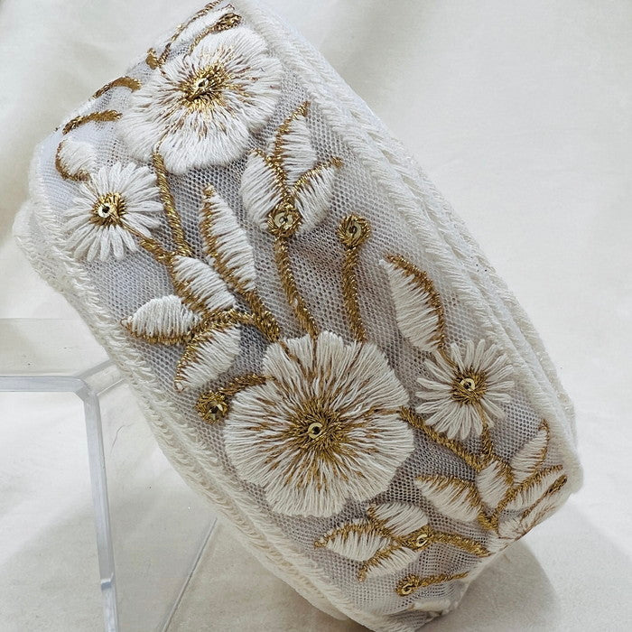 【50cm単位】 刺繍リボン ゴールドと白の共演 心をそっと包み込む 優しい 花柄刺繡リボン チュール 幅約5.6cm 230404008