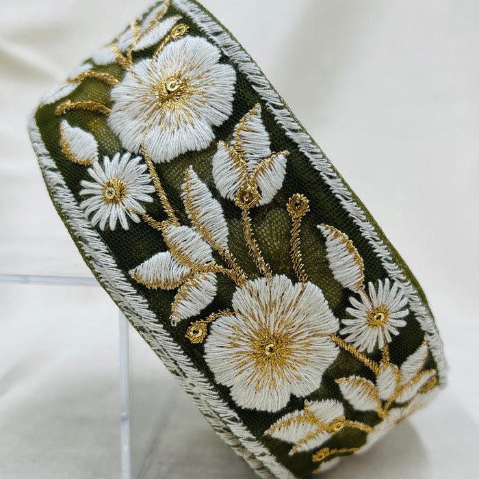 【50cm単位】 刺繍リボン ゴールドと白の共演 心をそっと包み込む 優しい 花柄刺繡リボン チュール 幅約5.6cm 230404008