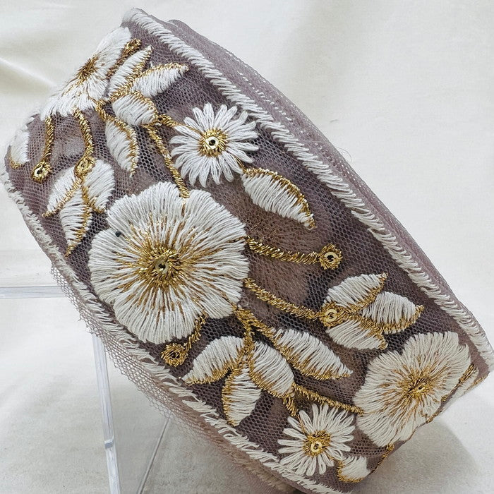 【50cm単位】 刺繍リボン ゴールドと白の共演 心をそっと包み込む 優しい 花柄刺繡リボン チュール 幅約5.6cm 230404008