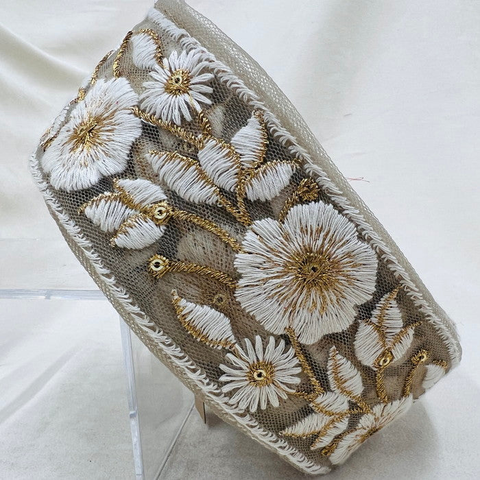 【50cm単位】 刺繍リボン ゴールドと白の共演 心をそっと包み込む 優しい 花柄刺繡リボン チュール 幅約5.6cm 230404008