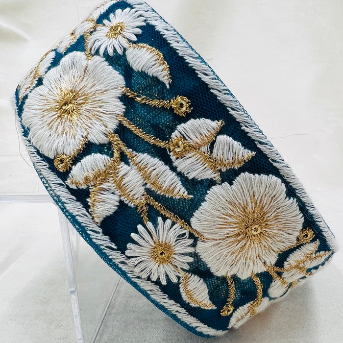 【50cm単位】 刺繍リボン ゴールドと白の共演 心をそっと包み込む 優しい 花柄刺繡リボン チュール 幅約5.6cm 230404008