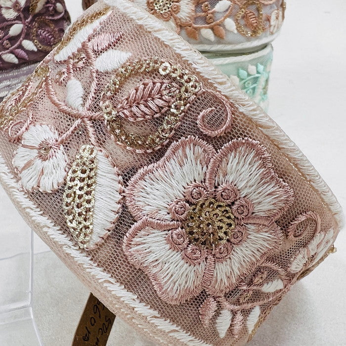 【50cm単位】 刺繍リボン スパンコールが輝く カラーに縁取られた大輪の花 インド刺繡リボン チュール 幅約5.2cm 230404012