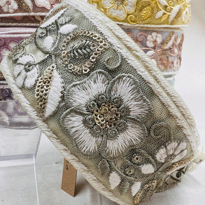 【50cm単位】 刺繍リボン スパンコールが輝く カラーに縁取られた大輪の花 インド刺繡リボン チュール 幅約5.2cm 230404012