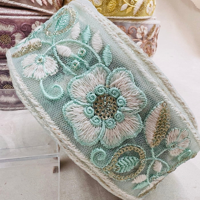 【50cm単位】 刺繍リボン スパンコールが輝く カラーに縁取られた大輪の花 インド刺繡リボン チュール 幅約5.2cm 230404012