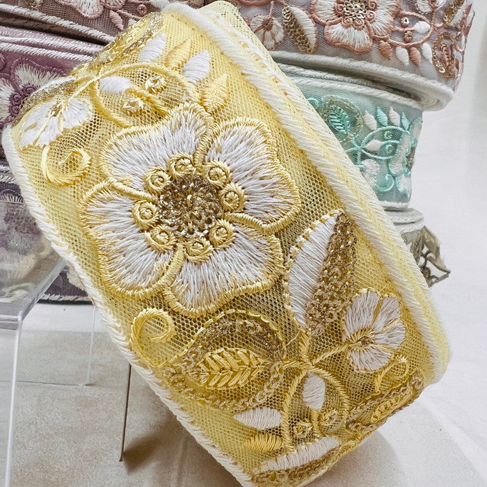 【50cm単位】 刺繍リボン スパンコールが輝く カラーに縁取られた大輪の花 インド刺繡リボン チュール 幅約5.2cm 230404012