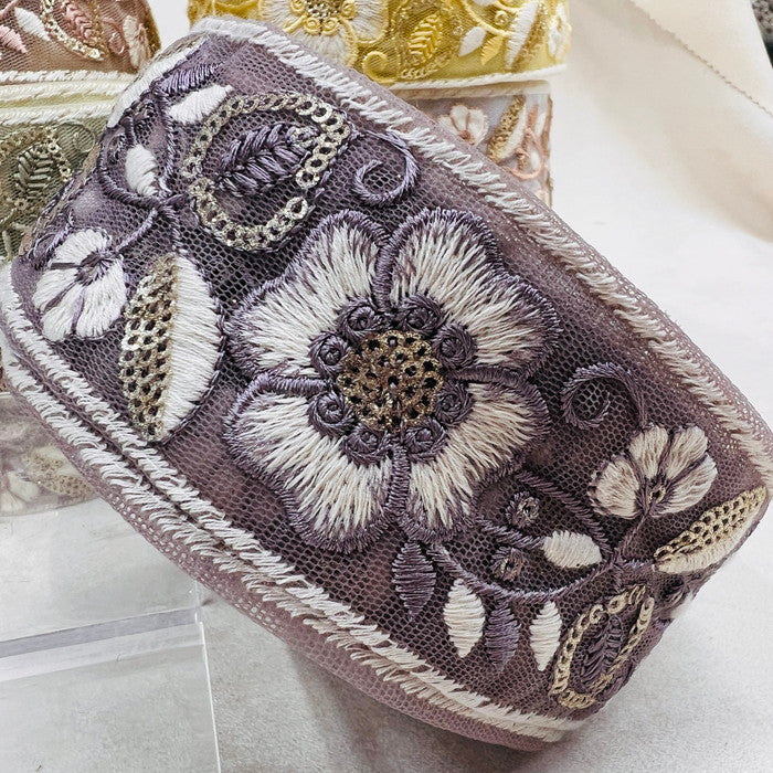 【50cm単位】 刺繍リボン スパンコールが輝く カラーに縁取られた大輪の花 インド刺繡リボン チュール 幅約5.2cm 230404012