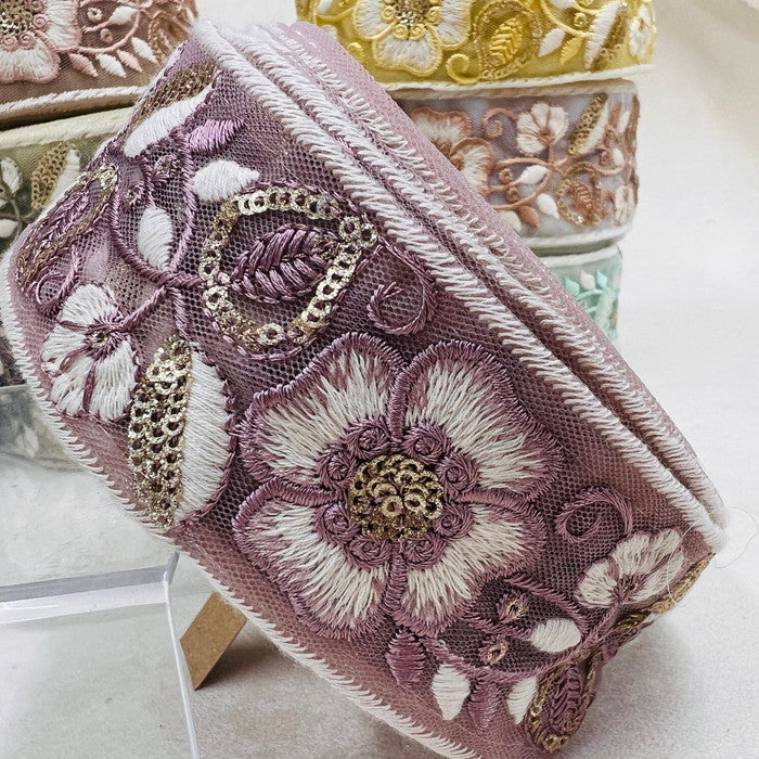 【50cm単位】 刺繍リボン スパンコールが輝く カラーに縁取られた大輪の花 インド刺繡リボン チュール 幅約5.2cm 230404012