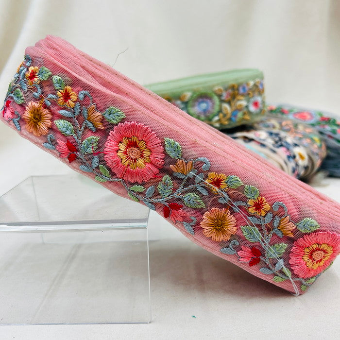 【50cm単位】 刺繍リボン ポップ! カラフル! 鮮やか! 目を惹く可愛らしさ! 刺繡リボン チュール 幅約4.7cm 230404016