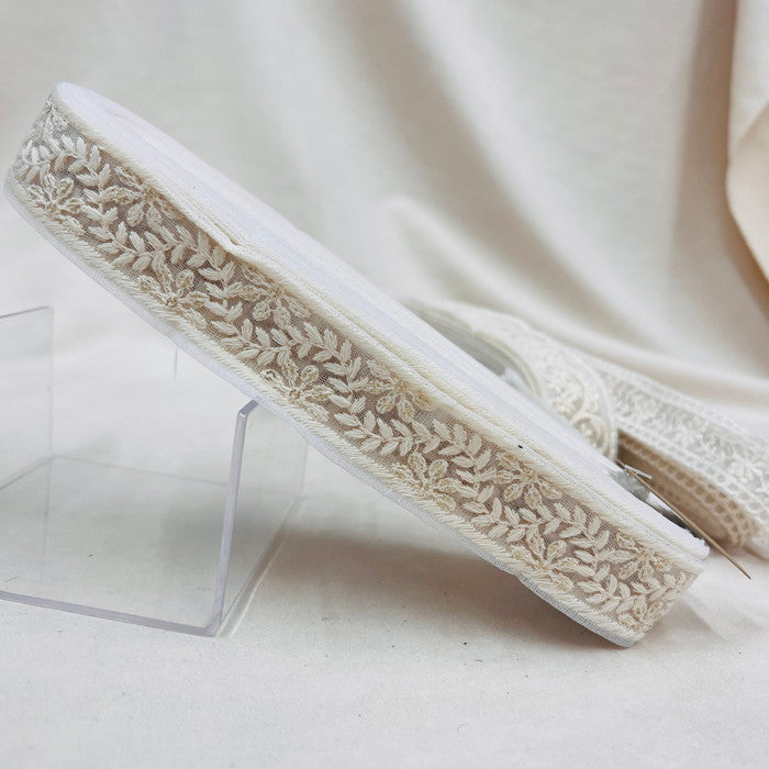 【50cm単位】 刺繍リボン やっとやっと入荷 柔らかオフホワイト チュール ノンスパンコール 幅約2.7cm~約3.3cm 23040626005