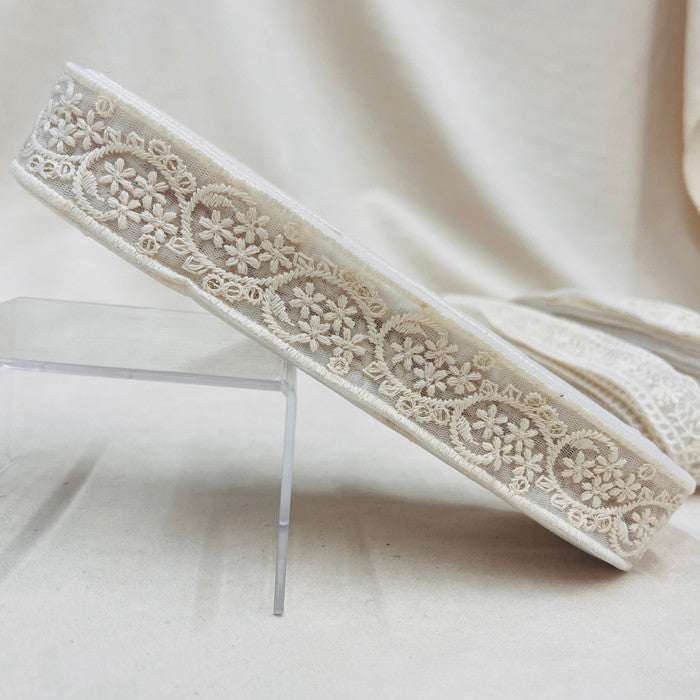 【50cm単位】 刺繍リボン やっとやっと入荷 柔らかオフホワイト チュール ノンスパンコール 幅約2.7cm~約3.3cm 23040626005