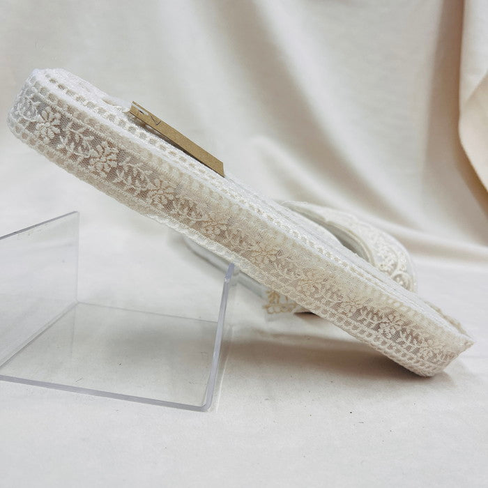 【50cm単位】 刺繍リボン やっとやっと入荷 柔らかオフホワイト チュール ノンスパンコール 幅約2.7cm~約3.3cm 23040626005