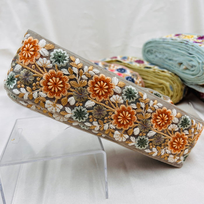 【50cm単位】 刺繍リボン ノンスパンコール 陽の光の中 咲き乱れる花たち チュール 幅約6cm 23040626017