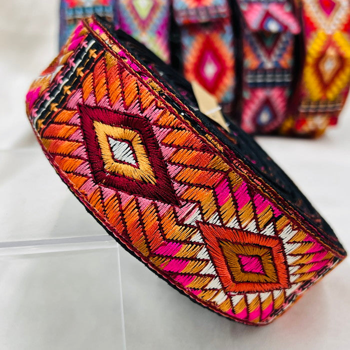 【50cm単位】 刺繍リボン ノンスパンコール ビビットカラーでオシャレ 幾何学模様 布地 幅約4.2cm 23040626018