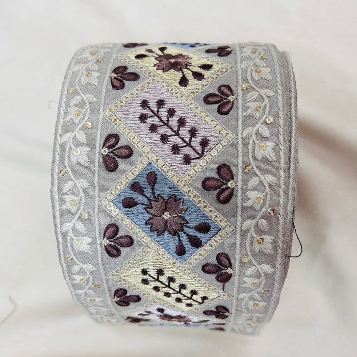 【50cm単位】 刺繍リボン 太幅 ナチュラルカラー 物作りの世界へ連れて行って 魔法の絨毯 布地 幅約10.3cm 23040626020