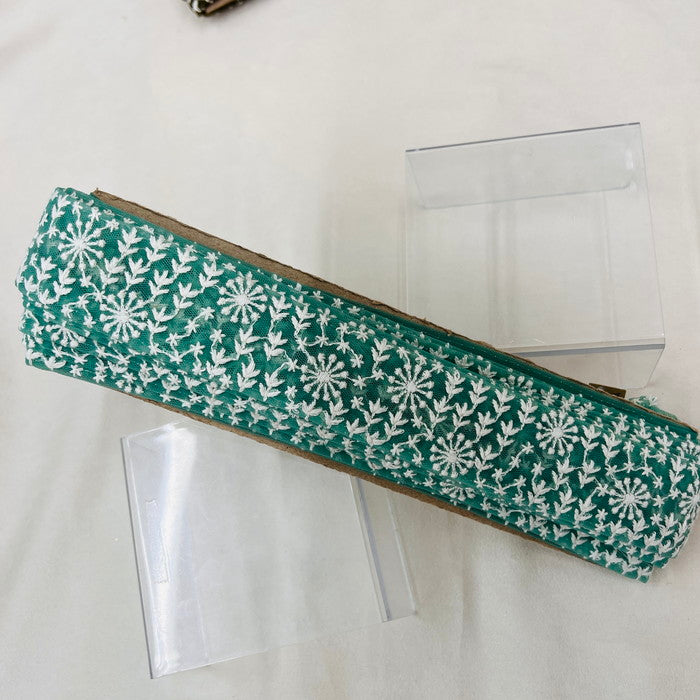 【50cm単位】 刺繍リボン ノンスパンコール 季節外れの贈り物 白い世界① チュール 幅約3.8cm 23040626021