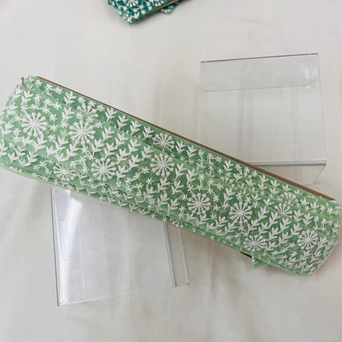 【50cm単位】 刺繍リボン ノンスパンコール 季節外れの贈り物 白い世界① チュール 幅約3.8cm 23040626021