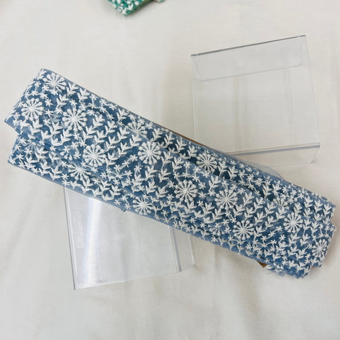 【50cm単位】 刺繍リボン ノンスパンコール 季節外れの贈り物 白い世界① チュール 幅約3.8cm 23040626021