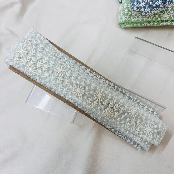 【50cm単位】 刺繍リボン ノンスパンコール 季節外れの贈り物 白い世界① チュール 幅約3.8cm 23040626021