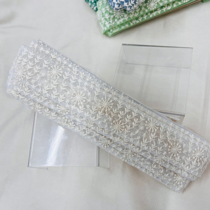 【50cm単位】 刺繍リボン ノンスパンコール 季節外れの贈り物 白い世界① チュール 幅約3.8cm 23040626021