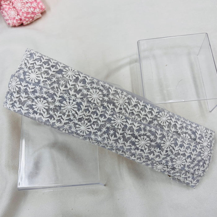 【50cm単位】 刺繍リボン ノンスパンコール 季節外れの贈り物 白い世界② チュール 幅約3.8cm 23040626022