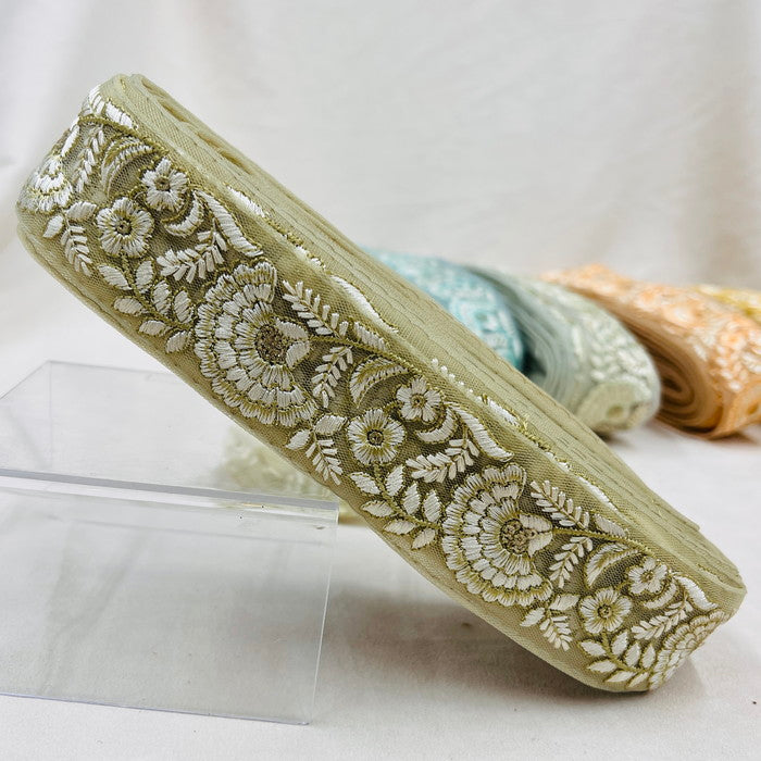 【50cm単位】 刺繍リボン 美しさの条件 空へ羽ばたくように 白い大輪の花① チュール 幅約4.5cm 23040626024