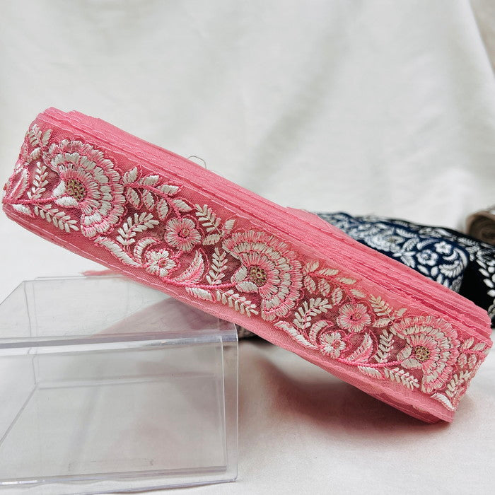 【50cm単位】 刺繍リボン 美しさの条件 空へ羽ばたくように 白い大輪の花② チュール 幅約4.6cm 23040626026