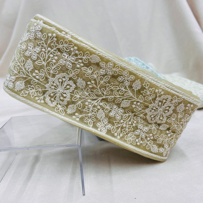 【50cm単位】 刺繍リボン 太幅 繊細なデザイン 爽やかな風に身を任せて 白い花柄① チュール 幅約9cm 23040626027