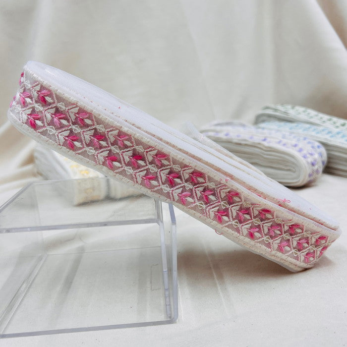 【50cm単位】 刺繍リボン 細幅 ホワイトチュール カラフル双葉 白い蕾を咲かせよう チュール 幅約3.5cm 23040626030