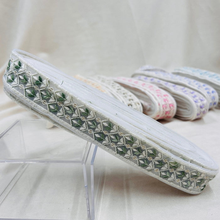 【50cm単位】 刺繍リボン 細幅 ホワイトチュール カラフル双葉 白い蕾を咲かせよう チュール 幅約3.5cm 23040626030