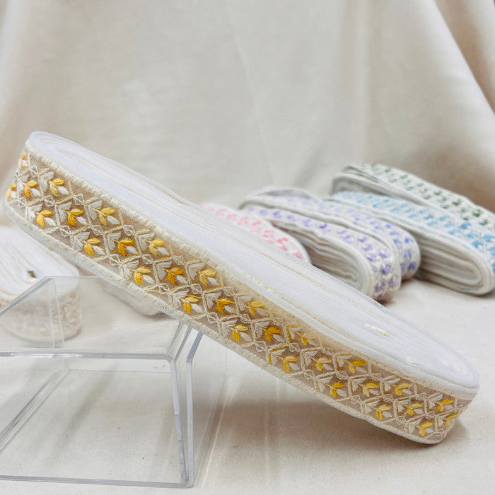 【50cm単位】 刺繍リボン 細幅 ホワイトチュール カラフル双葉 白い蕾を咲かせよう チュール 幅約3.5cm 23040626030