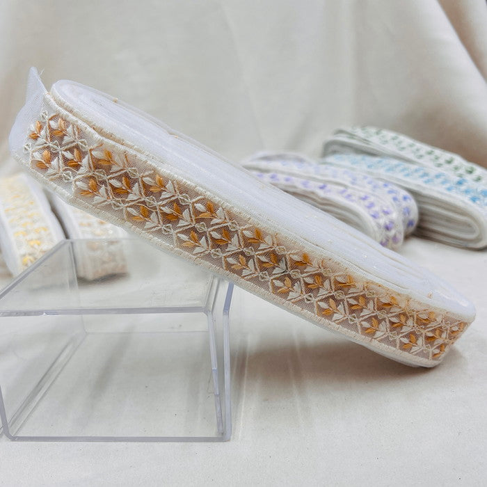 【50cm単位】 刺繍リボン 細幅 ホワイトチュール カラフル双葉 白い蕾を咲かせよう チュール 幅約3.5cm 23040626030
